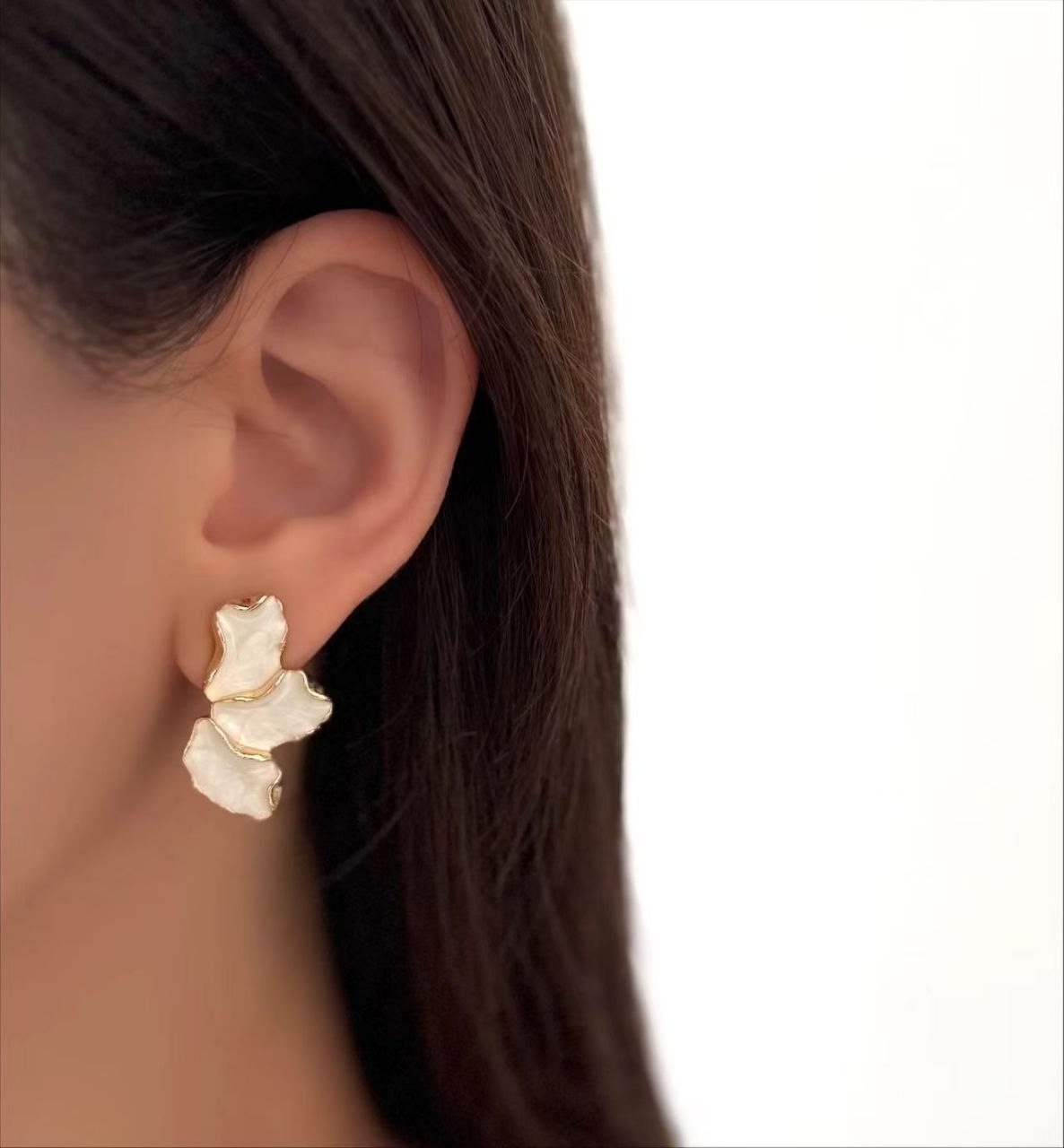 گوشواره زنانه میناکاری طرح گل سفید رنگ ثابت ضد حساسیت  دانژه